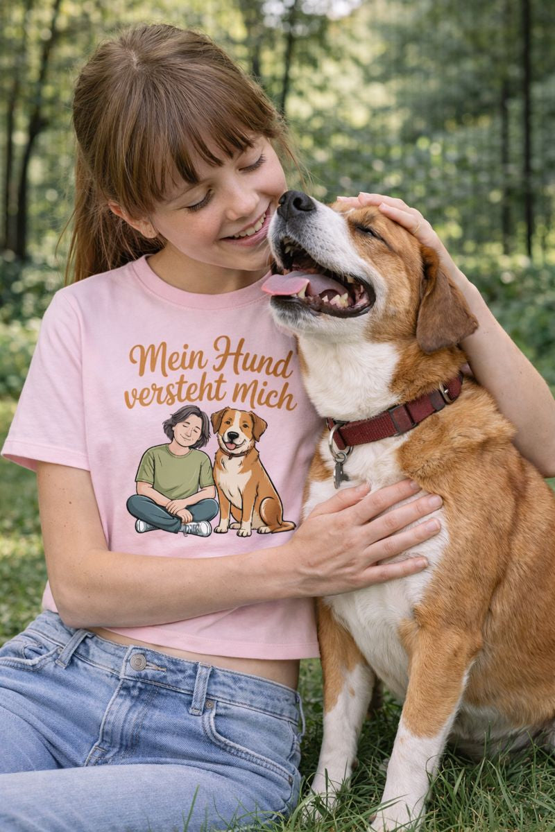 Premium Organic Shirt Kids mit dem Design ‚Mein Hund versteht mich‘ von Bright Light Arts im familienfreundlichen Lifestyle-Look