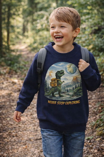 Classic Sweatshirt Kids mit NEVER STOP EXPLORING von Bright Light Arts im natürlichen Lifestyle-Look