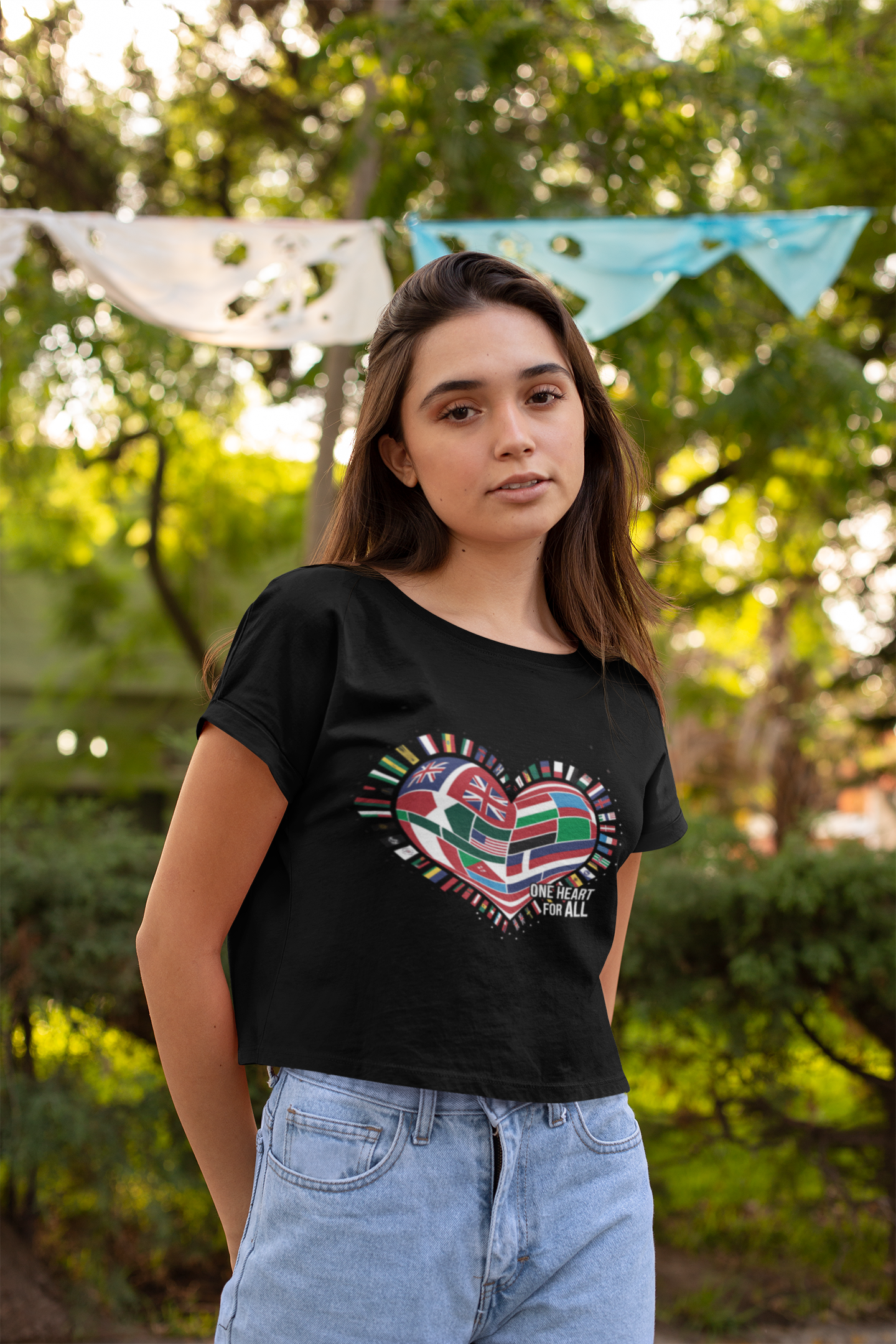 Ladies Cropped Tee mit ONE HEART FOR ALL von Bright Light Arts im natürlichen Lifestyle-Look
