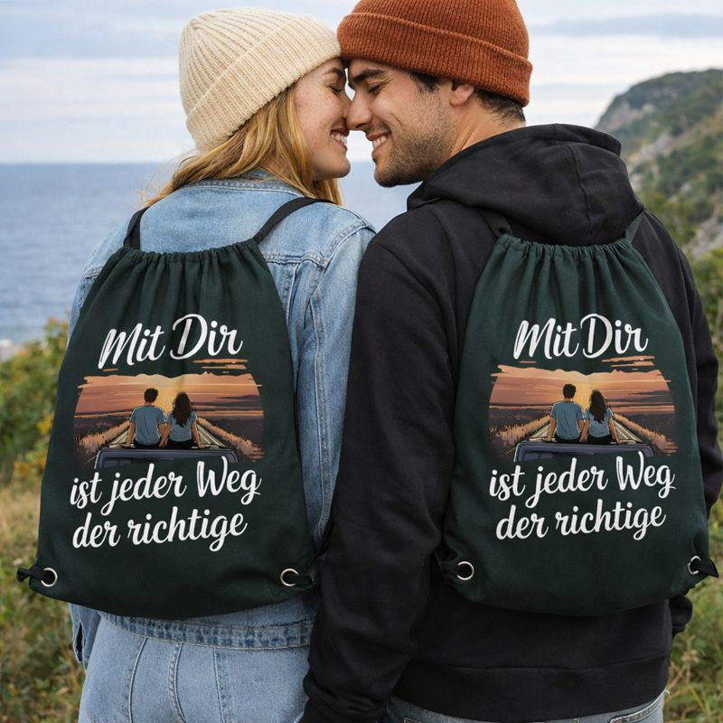 Schwarzer Gym Bag von Bright Light Arts mit Roadtrip-Paar bei Sonnenuntergang und dem Spruch „Mit Dir ist jeder Weg der richtige“ – minimalistisches Liebesdesign für Paare und Reisen
