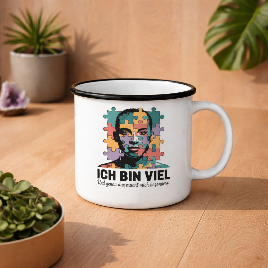 Emaille Tasse mit Ich bin viel Neurodiversität Puzzle Design auf hellem Holztisch im Bright Lights Arts Lifestyle Mockup mit Pflanzen, robuste Camping Tasse für Outdoor und Alltag