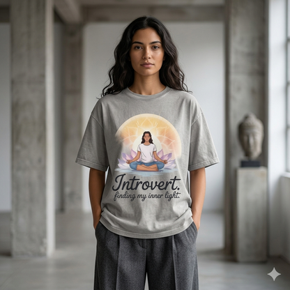 Lässige Frau im schwarzen Bright Lights Arts Oversized Shirt aus schwerer Baumwolle mit strahlendem Yoga-Mandala-Print.