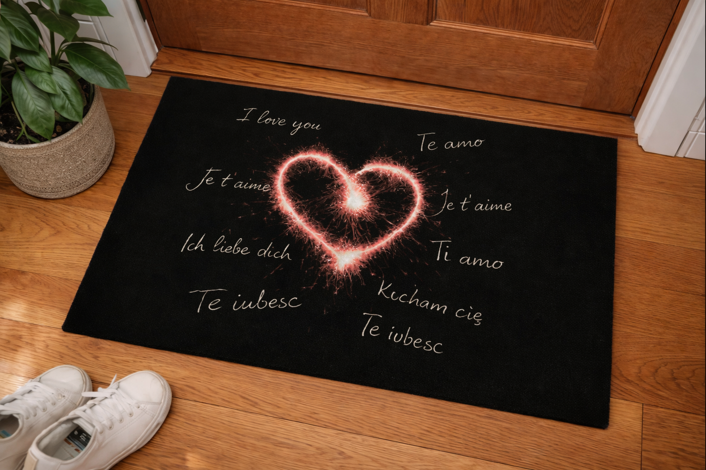 Schwarze Fußmatte mit leuchtendem Herz und „Ich liebe dich“ in mehreren Sprachen als modernes Love Design im Eingangsbereich