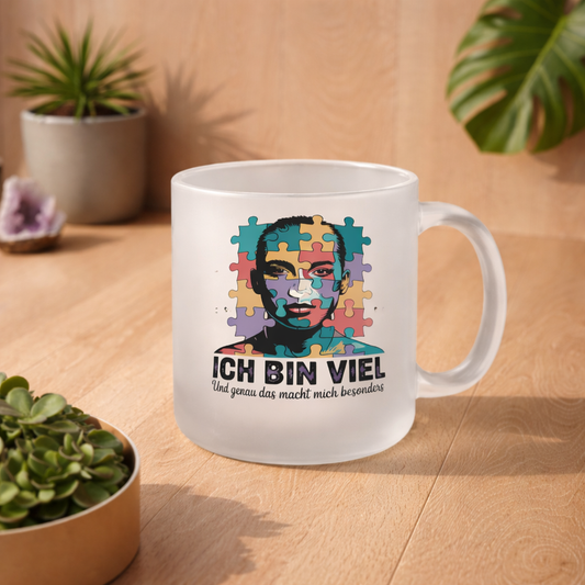 Satiniert Glas Tasse mit Ich bin viel Neurodiversität Puzzle Design auf hellem Holztisch im Bright Lights Arts Lifestyle Mockup mit Pflanzen, moderne matte Glastasse für Alltag und Geschenk