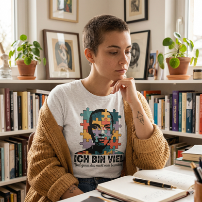 Frau im Bright Lights Arts Bio-T-Shirt mit künstlerischem Puzzle-Profil und Text Ich bin viel. Und genau das macht mich besonders.