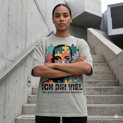 Frau im grauen Bright Lights Arts Oversized Shirt aus schwerer Baumwolle mit Puzzle-Gesichts-Print und Text Ich bin viel