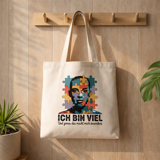 Jutebeutel mit Ich bin viel Neurodiversität Puzzle Design im Bright Lights Arts Mockup an Holzgarderobe mit Pflanzen, nachhaltige Stofftasche für Alltag und Einkauf
