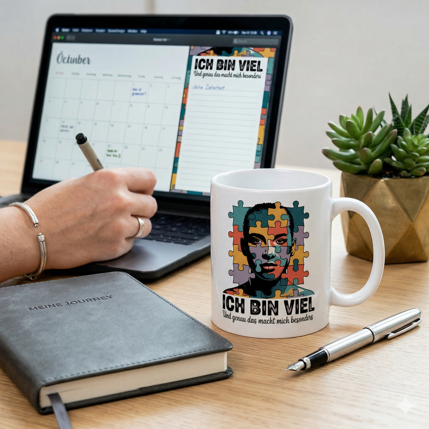 Hochwertige Keramiktasse mit künstlerischem Puzzle-Profil und Text Ich bin viel auf einem modernen Schreibtisch.