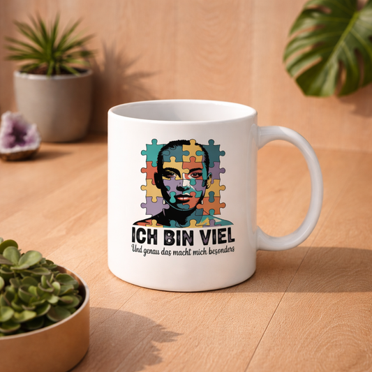 Keramiktasse mit Ich bin viel Neurodiversität Puzzle Design auf hellem Holztisch im Bright Lights Arts Mockup mit Pflanzen, moderne Kaffeetasse für Alltag und Geschenk