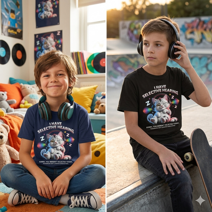 Kind im schwarzen Bright Lights Arts Bio-T-Shirt mit detailliertem „Selective Hearing“ Katzen-Frontprint.