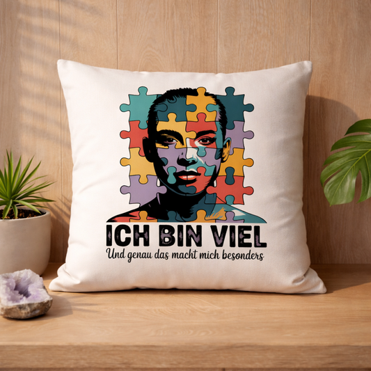 Kissen mit Ich bin viel Neurodiversität Puzzle Design im Bright Lights Arts Mockup auf hellem Holztisch mit Pflanzen, dekoratives Wohnaccessoire für Zuhause und Geschenk