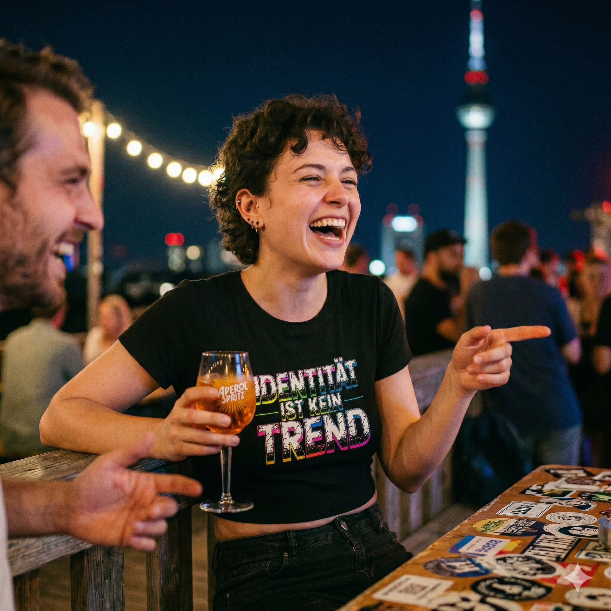 Frau im bauchfreien schwarzen Bio-Shirt mit dem bunten Neon-Distressed-Schriftzug Identität ist kein Trend