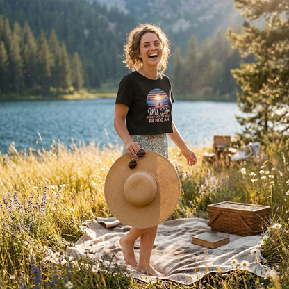 Frau im schwarzen bauchfreien Bright Lights Arts Shirt mit atmosphärischem „Welt am See“ Print im Sommer.