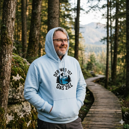 Mann im kuscheligen schwarzen Bright Lights Arts Hoodie mit Berg-Print und Aufschrift Der Weg ist das Ziel im Wald