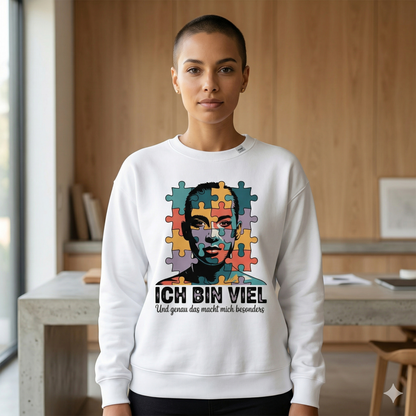 Frau im weißen Bright Lights Arts Bio-Sweatshirt mit künstlerischem Puzzle-Frontprint und Text Ich bin vie