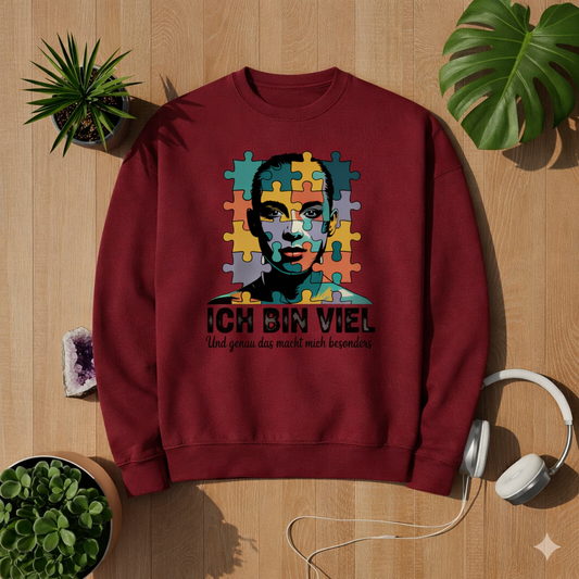 Bordeauxfarbenes Premium Sweatshirt mit „Ich bin viel“ Autismus Puzzle Portrait Design als Flatlay auf hellem Holzboden mit Pflanzen und Kopfhörern – emotionales Lifestyle Mockup