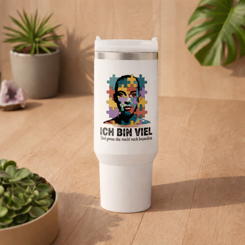 Thermobecher mit Ich bin viel Neurodiversität Design im Bright Lights Arts Mockup auf hellem Holztisch mit Pflanzen Hintergrund, moderner Lifestyle Becher für Alltag und unterwegs 🌿