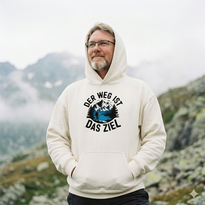 Mann im ultra-schweren schwarzen Bright Lights Arts Oversized Hoodie mit Berg-Print und Aufschrift Der Weg ist das Ziel.