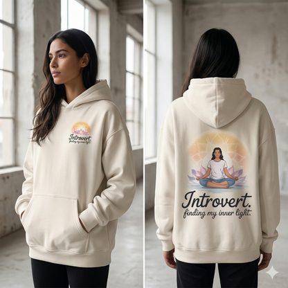 Frau im ultra-schweren schwarzen Bright Lights Arts Oversized Hoodie mit Mandala-Brustprint und großem strahlenden Yoga-Rückendruck.