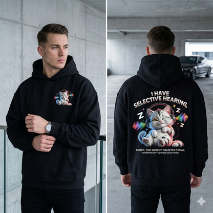 Mann im ultra-schweren schwarzen Bright Lights Arts Oversized Hoodie mit kleinem Brustdruck und großem bunten Katzen-Rückendruck.