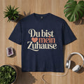 Navy Bright Light Arts Statement T-Shirt mit dem Schriftzug ‚Du bist mein Zuhause‘, liebevolles Typografie-Design, präsentiert in natürlichem Lifestyle-Mockup“