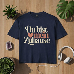 Navy Bright Light Arts Statement T-Shirt mit dem Schriftzug ‚Du bist mein Zuhause‘, liebevolles Typografie-Design, präsentiert in natürlichem Lifestyle-Mockup“