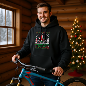 Dashing Through the Snow On My Bike Oversized Hoodie in Berghütte mit Fahrrad – Bright Light Arts, sportlich-festlicher Weihnachtsstil