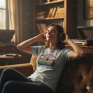 Graues T-Shirt mit bunter Retro-Illustration einer Kassette und eines Gehirns unter dem Schriftzug Digital Detox Analog Soul.