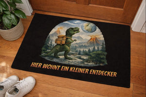 Fußmatte mit HIER WOHNT EIN KLEINER ENTDECKER von Bright Light Arts im natürlichen Lifestyle-Look