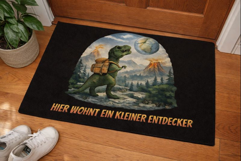Fußmatte mit HIER WOHNT EIN KLEINER ENTDECKER von Bright Light Arts im natürlichen Lifestyle-Look
