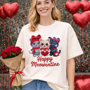 Happy Meowentine Oversized Shirt mit liebevoller Katzen-Illustration im Strick-Look und Herzmotiv – Valentinstags-Design für Katzenliebhaber von Bright Light Arts