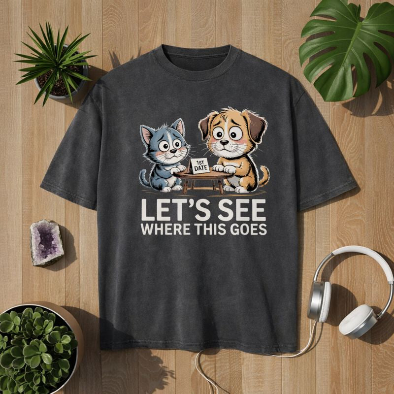 Illustration zweier verliebter Katzen, die sich berühren und ein Herz formen, auf hellem Organic T-Shirt von Bright Light Arts – Katzenliebe Design „I Meow You“