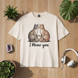 Illustration von zwei sich anschauenden Katzen mit herzförmigen Schwänzen und dem Schriftzug „I Meow You“, liebevolles Katzen-Statement-Design auf hellem T-Shirt von Bright Light Arts