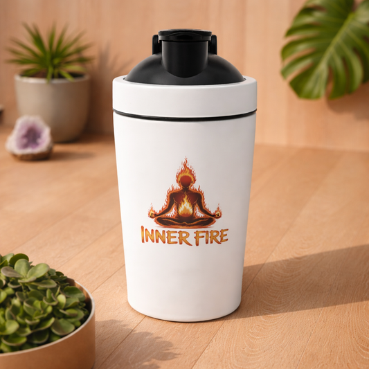Weißer Fitness Shaker mit Inner Fire Design im Bright Lights Arts Mockup – meditierende Figur mit Flammen auf Holz Hintergrund in 1:1 Ansicht