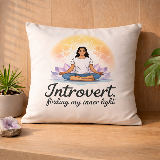 Deko Kissen mit Introvert Finding My Inner Light Design im natürlichen Lifestyle Mockup mit Holz Hintergrund und Pflanzen – Bright Lights Arts