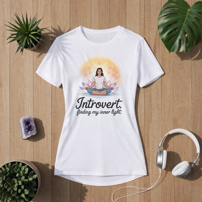 Sport T-Shirt Damen in Weiß mit Introvert Finding My Inner Light Design im natürlichen Lifestyle Mockup mit Pflanzen und Kopfhörern – Bright Lights Arts