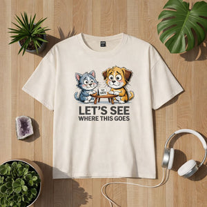 Off-white Organic Damen T-Shirt mit verspieltem Hund-und-Katze-Motiv beim ersten Date und Schriftzug „Let’s See Where This Goes“ – liebevolles Bright Light Arts Design für Leichtigkeit, Humor und Herz.