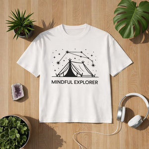 Premium T-Shirt in Weiß mit minimalistischer Zelt-Illustration, Sternenbild und Schriftzug „Mindful Explorer“, ruhiges Design für Achtsamkeit, Naturverbundenheit und bewusstes Reisen – Bright Light Arts