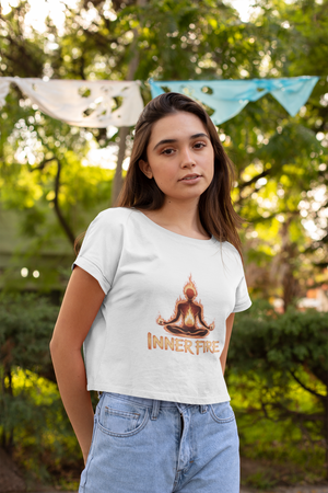 Cropped Tee mit INNER FIRE von Bright Light Arts im natürlichen Lifestyle-Look