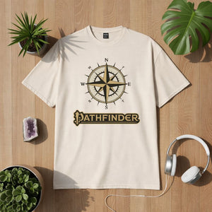 Premium T-Shirt „Pathfinder“ mit Kompass-Motiv und Nordstern, symbolisches Wander- und Lebensweg-Design auf hellem Shirt, minimalistisches Outdoor- und Mindset-Statement