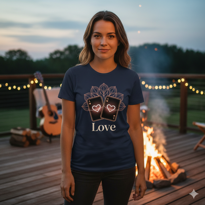 Paar auf Jahrmarkt, Frau trägt weinrotes Bio-Baumwolle Shirt mit Herz-Print, hält Herzballon, warme Sonnenstrahle