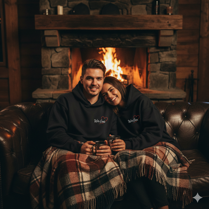 Paar in cremeweißen Hoodies mit Wir Eins Print, Vorder- und Rückseite sichtbar, helles Licht, emotionaler Vibe.