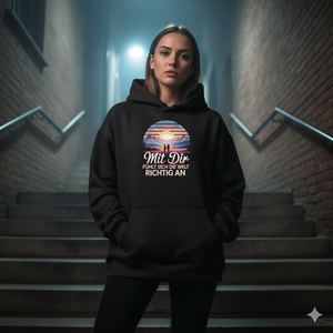 Schwarzer Premium Oversized Hoodie, Berg-Design „Mit Dir fühlt sich die Welt richtig an“, Frau im goldenen Licht, Bokeh.