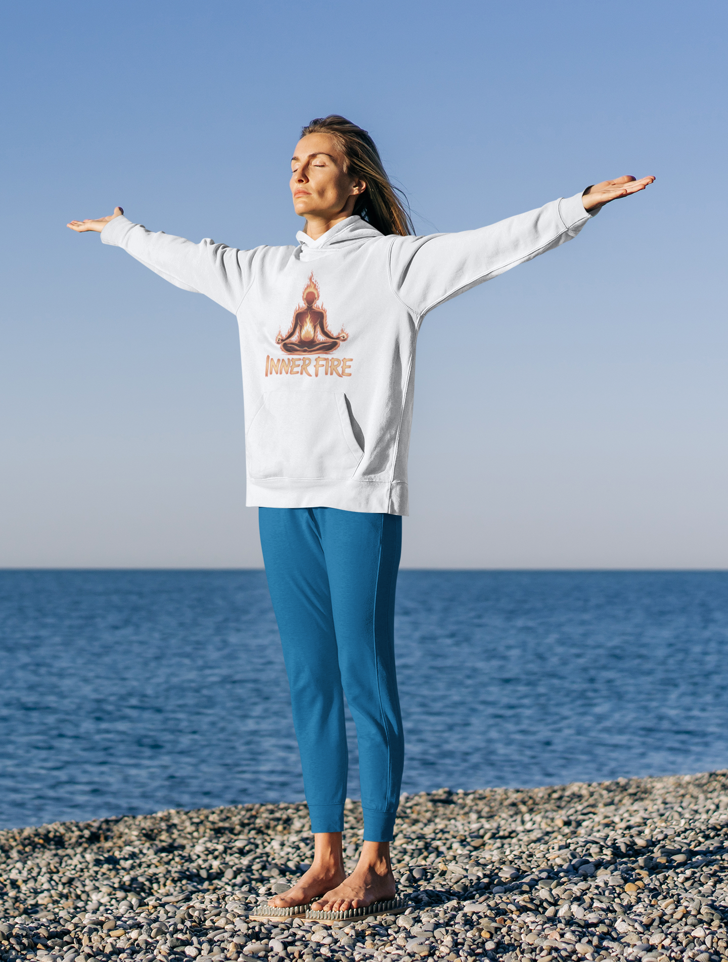 Oversized Hoodie mit INNER FIRE von Bright Light Arts im natürlichen Lifestyle-Look