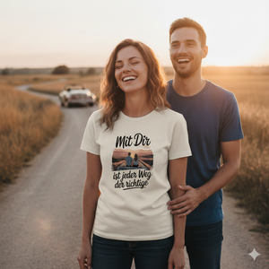 Authentisches Lifestyle-Foto: Frau im Roadtrip Bio-Shirt lacht glücklich neben ihrem Partner bei Sonnenuntergang auf Landstraße