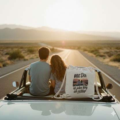 Roadtrip Gym Bag im Sonnenuntergang auf Cabrio-Rücksitz, Fokus auf Baumwoll-Textur, emotionale Reise-Stimmung, 35mm Look