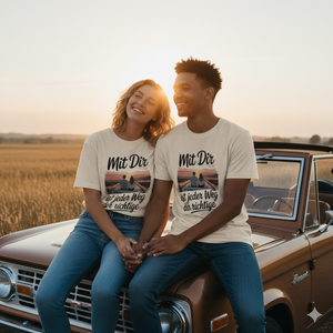 Lächelnde Frau im Oversized Shirt vor Offroad-Wagen bei Sonnenuntergang, Fokus auf „Mit Dir“-Print, warme Roadtrip-Emotion