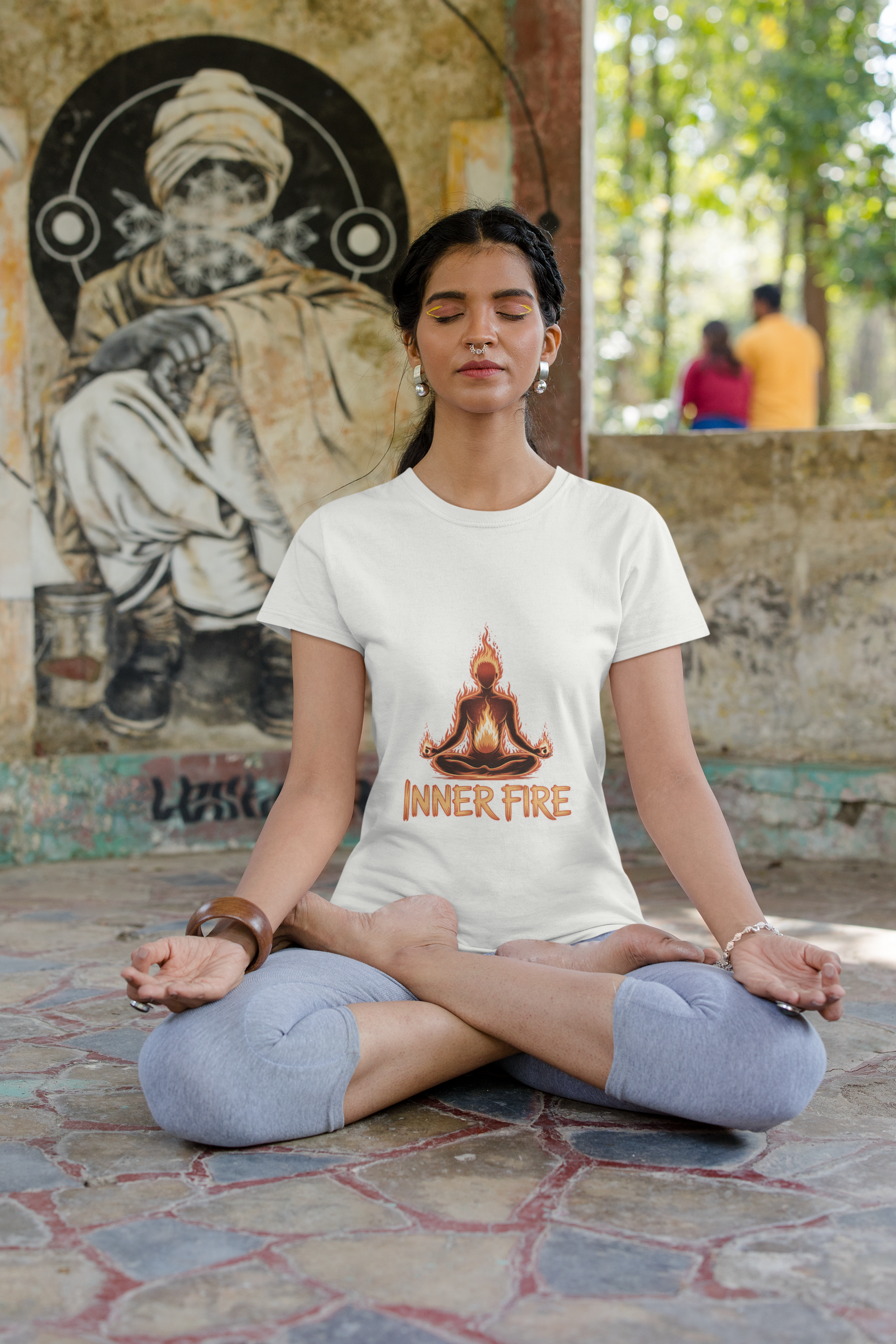 T-Shirt mit INNER FIRE von Bright Light Arts im natürlichen Lifestyle-Look