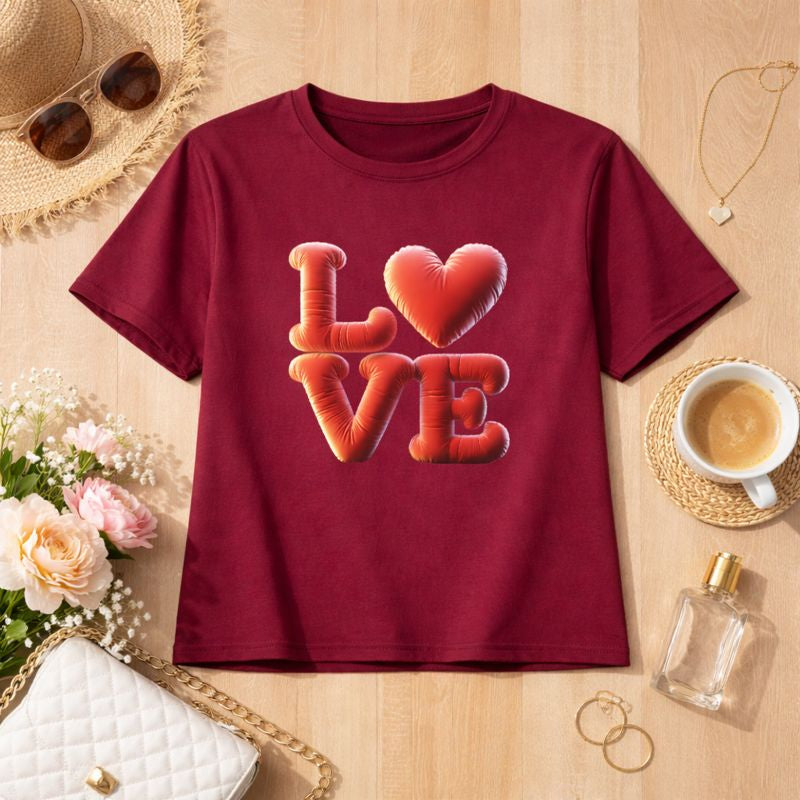 Bordeauxfarbenes Premium Organic Damen-T-Shirt mit 3D-Ballon-Schriftzug „LOVE“ und Herzmotiv – romantisches Statement-Shirt für Liebe, Achtsamkeit und modernes Lifestyle-Design von Bright Light Arts