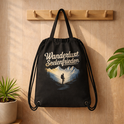 Schwarzer Gym Bag Turnbeutel mit Wanderlust Seelenfrieden Design an Holz Garderobe im natürlichen Lifestyle Mockup mit Pflanzen und warmem Licht